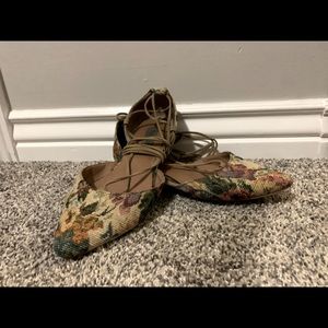 Size 8 women’s Steve Madden flats floral with a tie.
